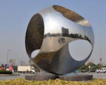 不銹鋼雕塑是工業(yè)發(fā)展的結果，豐富了雕塑市場
